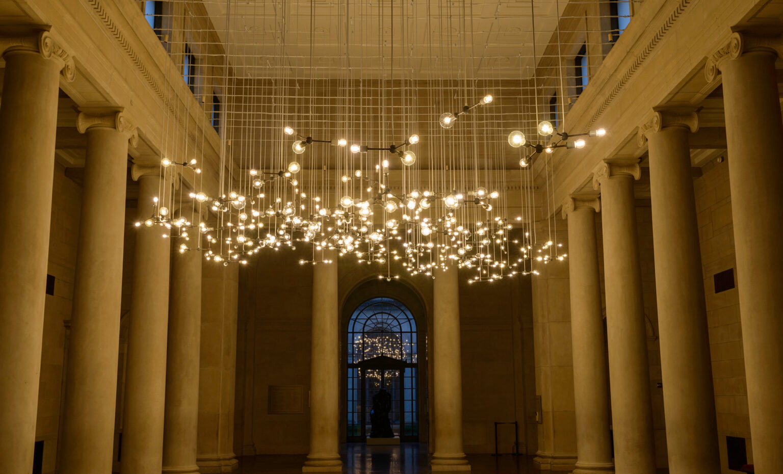 The work consists of 150 individual chandeliers with 417 lights. The chandeliers are hung individually from the ceiling and form one large, cloud-like structure.