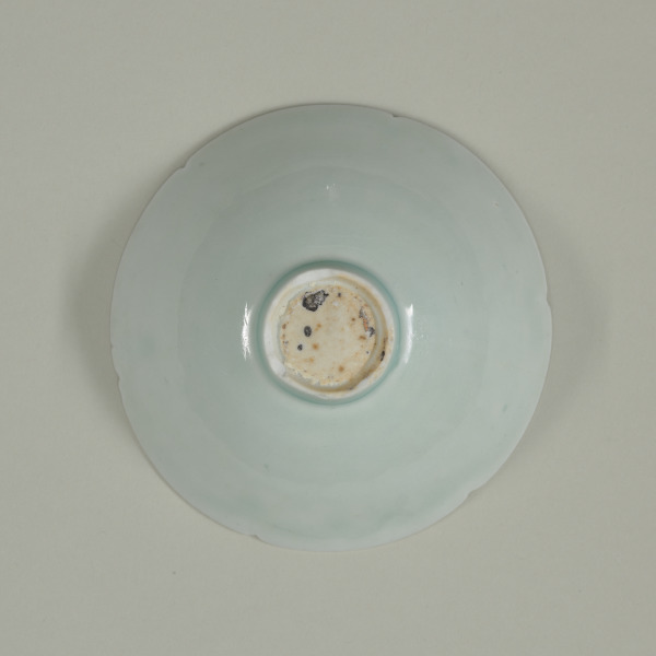 Qingbai Bowl with Notched Rim and Carved Scalloped Wave Pattern - Image 4