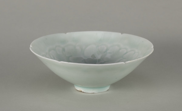 Qingbai Bowl with Notched Rim and Carved Scalloped Wave Pattern - Image 3