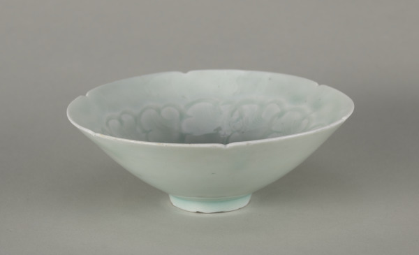 Qingbai Bowl with Notched Rim and Carved Scalloped Wave Pattern - Image 2