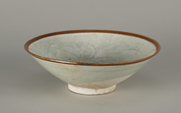 Bowl with Faux-Metal Rim and Carved Flower Design - Image 3