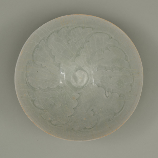 Bowl Decorated with Carved Wave or Cloud Pattern