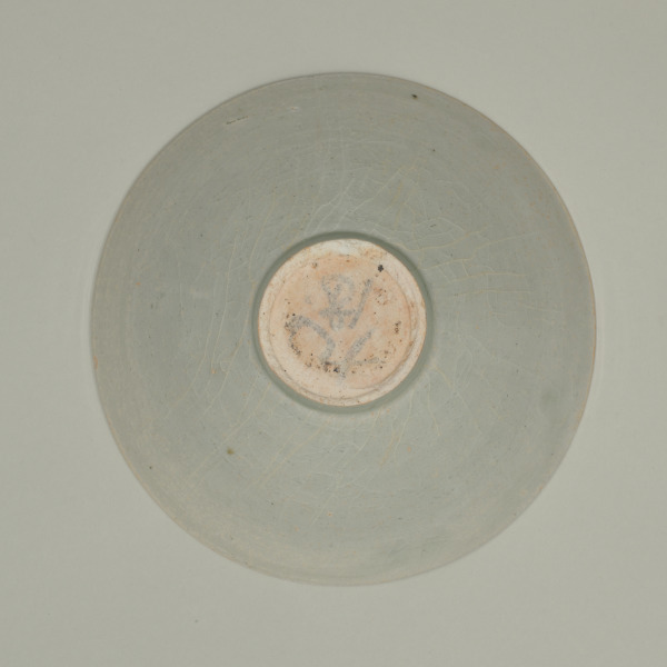 Bowl Decorated with Carved Wave or Cloud Pattern - Image 3