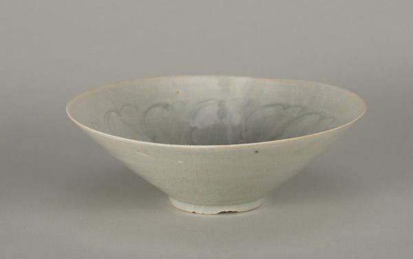 Bowl Decorated with Carved Wave or Cloud Pattern - Image 2