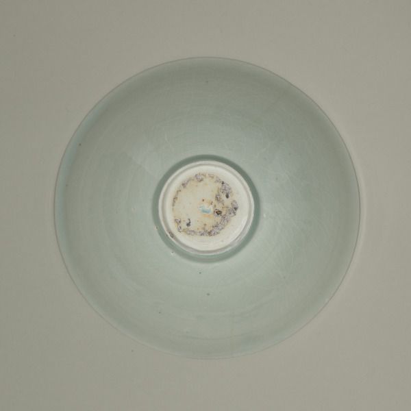 Bowl Decorated with Fish on Combed Waves Design - Image 4