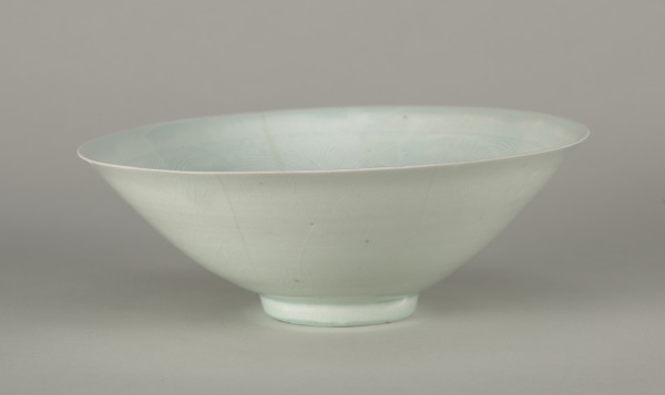 Bowl Decorated with Fish on Combed Waves Design - Image 3