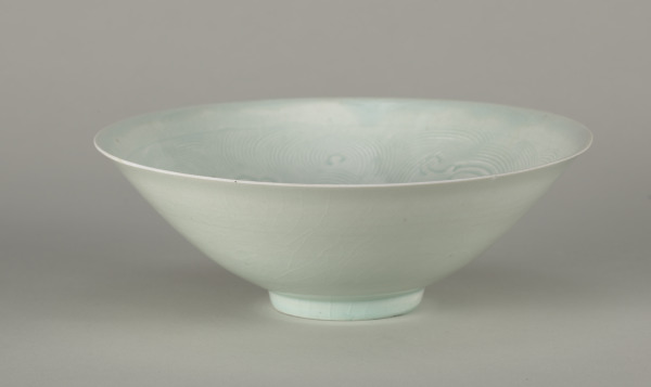 Bowl Decorated with Fish on Combed Waves Design - Image 2