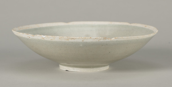 Bowl with Unglazed Foliate Rim and Peony Design at Center - Image 3