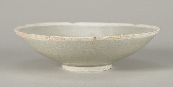 Bowl with Unglazed Foliate Rim and Peony Design at Center - Image 2