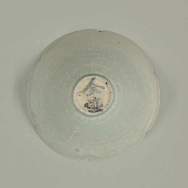 Qingbai Bowl with Notched Rim and Carved Scalloped Wave Pattern - Image 4