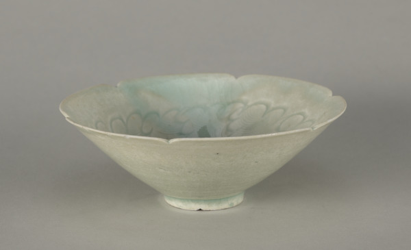 Qingbai Bowl with Notched Rim and Carved Scalloped Wave Pattern - Image 3