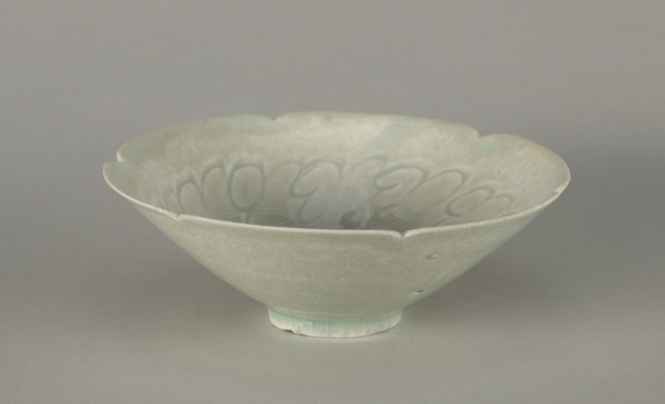 Qingbai Bowl with Notched Rim and Carved Scalloped Wave Pattern - Image 2