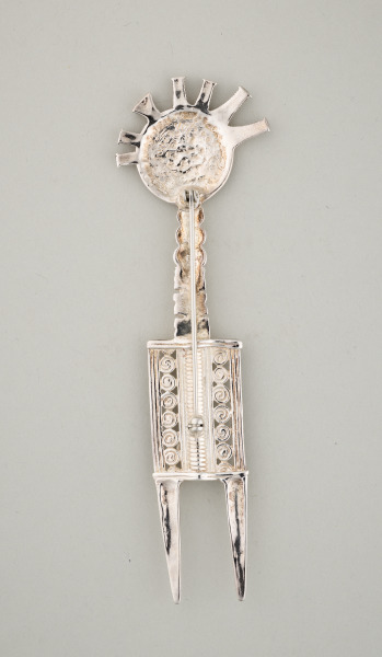 Mother with Child Brooch - Image 2