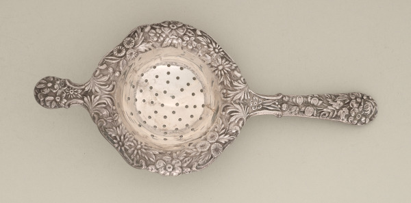"REPOUSSE" TEA STRAINER