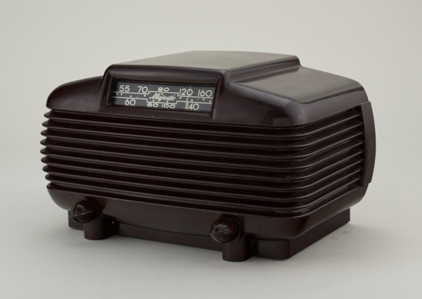 ‘Mighty Monarch of the Air’ Table Radio - Image 7