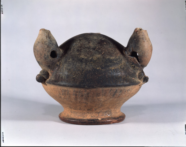 Tripod vessel with short hollow legs - Image 2