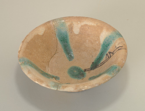 Bowl with Kufic Inscription and Stripes - Image 2