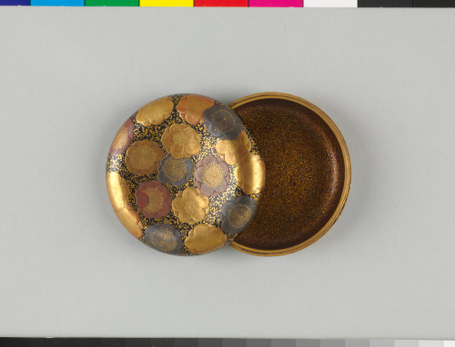 Cosmetic Box Decorated with Plum Blossoms - Image 3