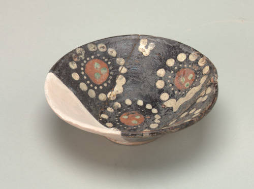 Bowl Decorated with Circles Formed of Dots - Image 4