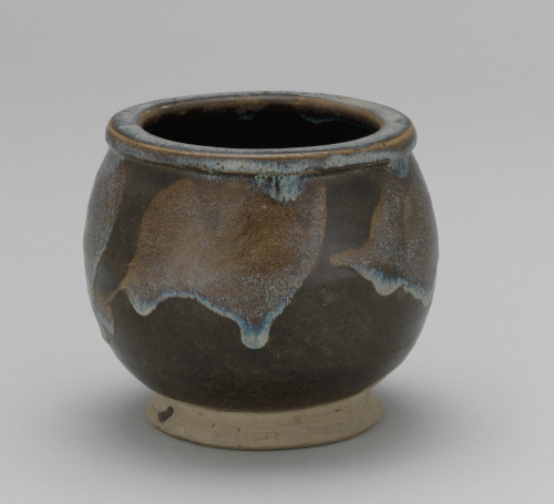 Jar with Suffused Splashes in the Form of Petals - Image 3