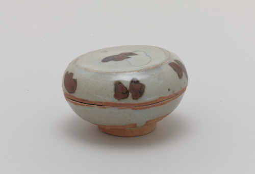 Round Covered Box Decorated with Splashed Butterfly Motif