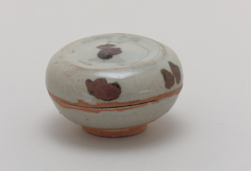 Round Covered Box Decorated with Splashed Butterfly Motif - Image 3