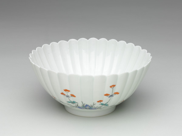 Kakiemon-Style Chrysanthemum Bowl with Floral Design - Image 1