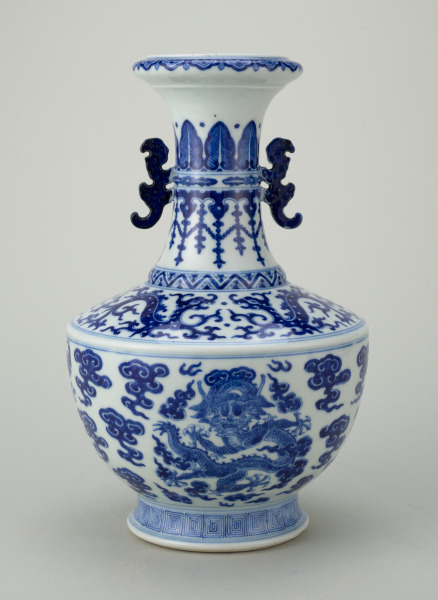 Archaistic Vase Decorated with Dragons, Bats and Peaches of Immortality - Image 3