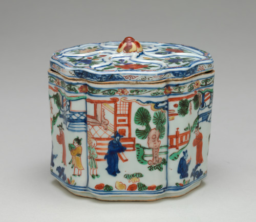 Covered Foliate-Form Box Decorated with Figural Scene - Image 3