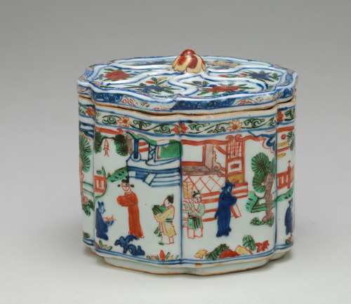 Covered Foliate-Form Box Decorated with Figural Scene - Image 2