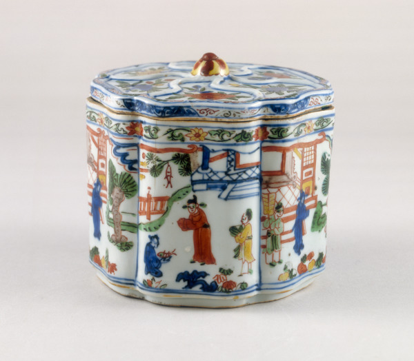 Covered Foliate-Form Box Decorated with Figural Scene - Image 5