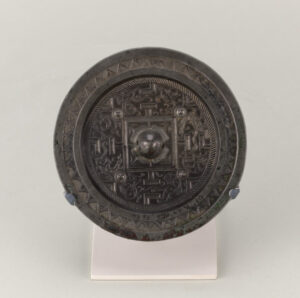 Mirror with Directional Pattern