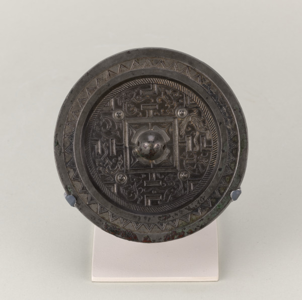 Mirror with Directional Pattern