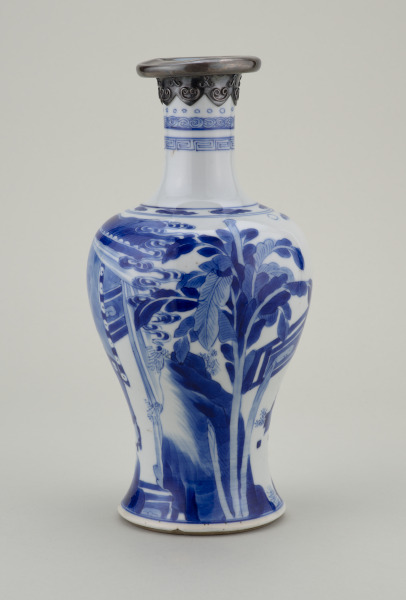 Vase Decorated with a Scholar Seated at His Desk - Image 3