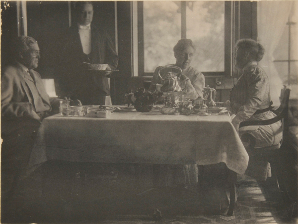 Family Eating - Image 4
