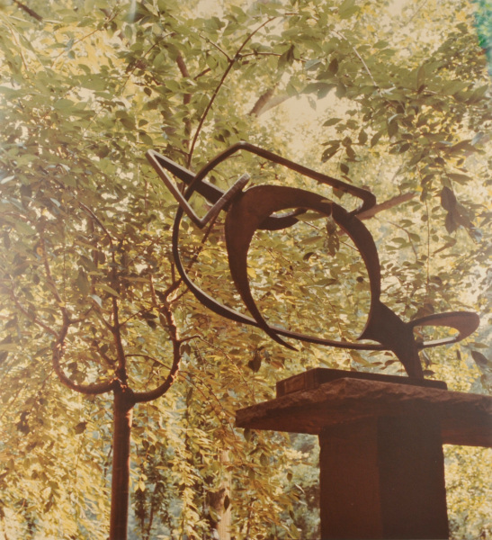 DAVID SMITH, ARC WING. PHOTOGRAPH TAKEN IN THE WURTZBURGER SCULPTURE GARDEN (ORIGINAL SITE, TIMBERLANE)