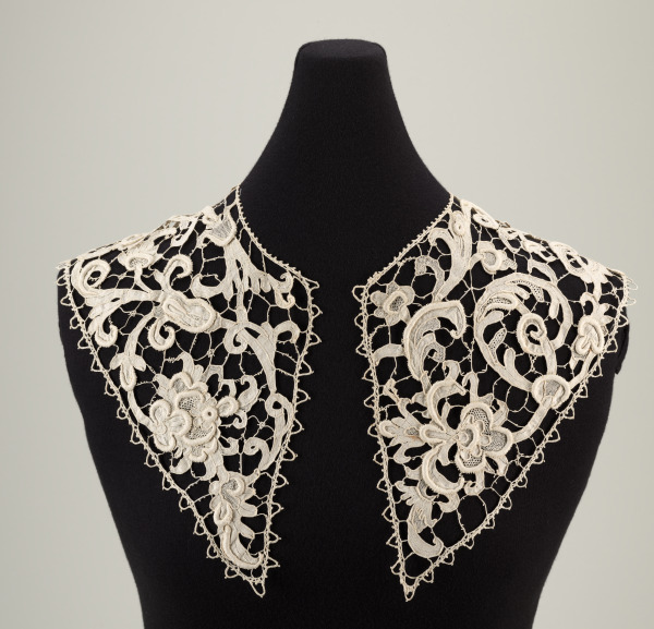 GROS POINT DE VENISE LACE COLLAR