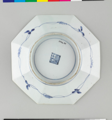 Imari-style Dish Decorated with a Meandering River and Falling Maple Leaves - Image 2