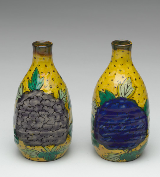 Small Ko-Kutani Style Sake Bottle - Image 4