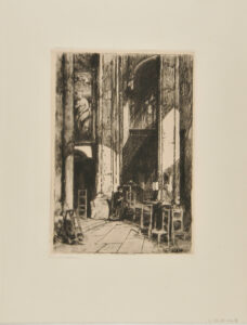 Intérieur d’église avec une femme assise