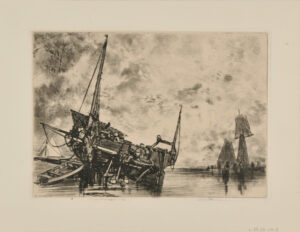 Bateau de pêche tiré sur la grève