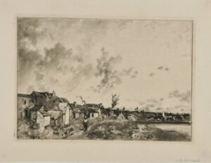 Village sur le bord d’une rivière qui coule à droite; grand ciel nuageux