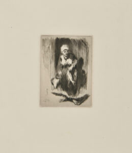 Femme tenant des poissons d’une main et de l’autre un panier