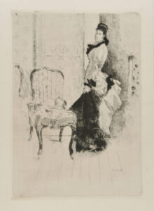 Femme debout dans un intérieur