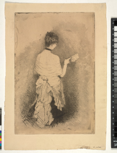 Femme vue de dos, décolletée, l’évantail dans la main droite