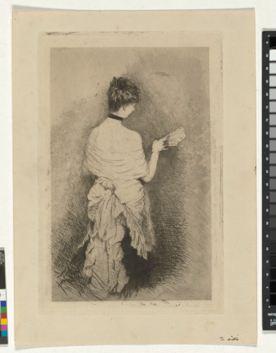 Femme vue de dos, décolletée, l’évantail dans la main droite