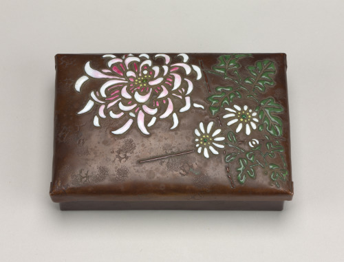 Box Decorated with Chrysanthemum