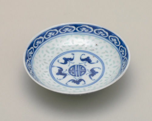 Saucer/Lid Decorated with Five Bats
