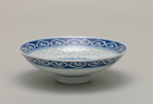 Saucer/Lid Decorated with Five Bats - Image 2