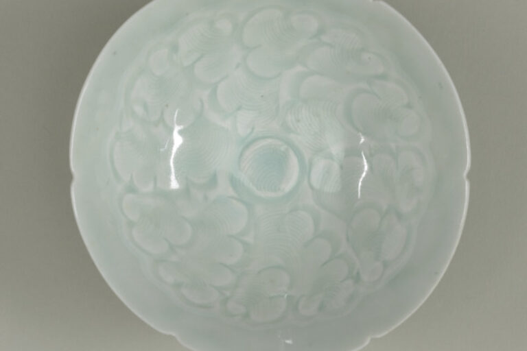 Qingbai Bowl with Notched Rim and Carved Scalloped Wave Pattern